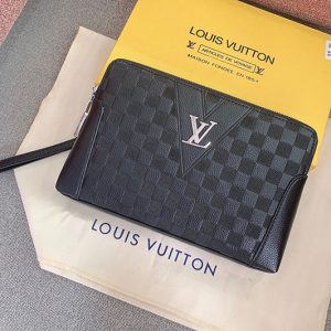 Vi-cam-tay-hang-hieu-Louis-Vuitton