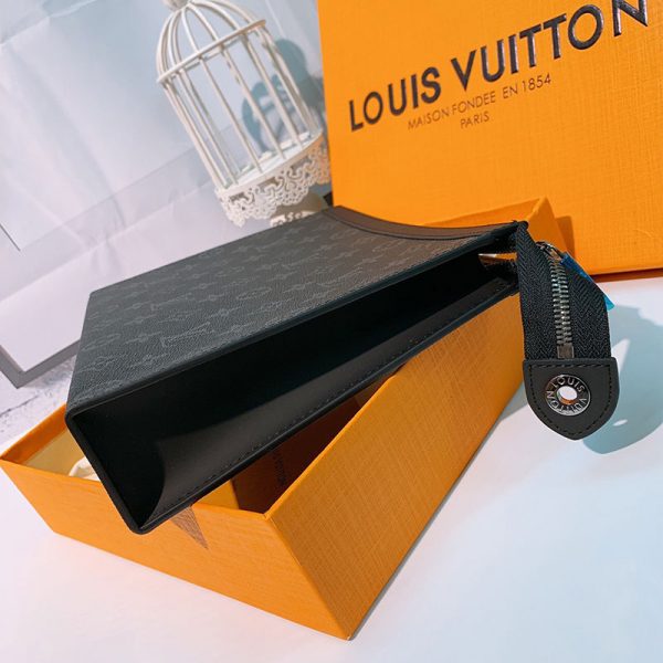 Clutch-cam-tay-hieu-Louis-Vuitton