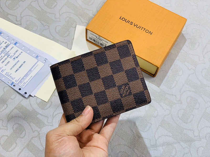 Cách nhận biết ví cầm tay nam Louis Vuitton chính hãng