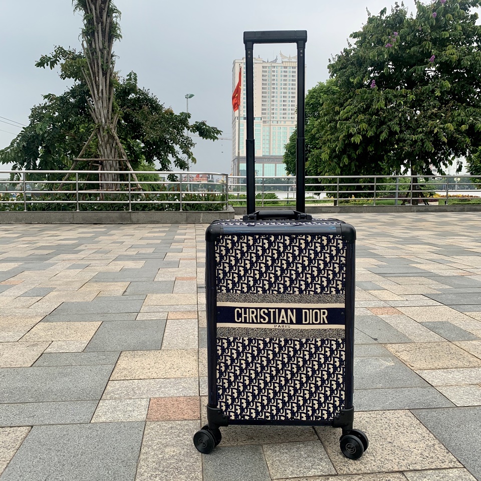 Dior bán túi vali độc lạ có phiên bản đựng rượu với giá từ 2400 USD   Thời trang  Việt Giải Trí