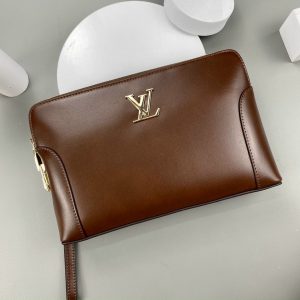 Vi-cam-tay-khoa-so-Louis-Vuitton-01